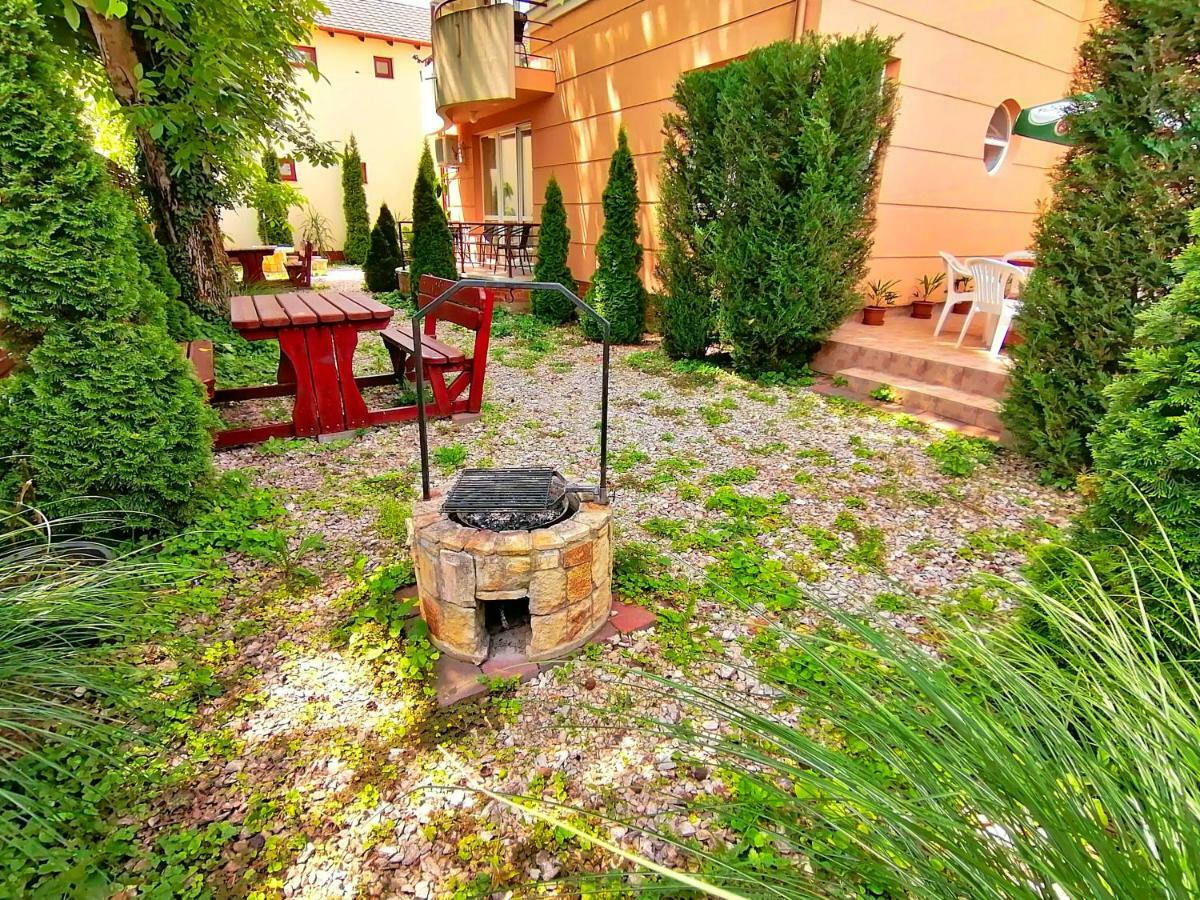 Villa Aida Apartman Hajdúszoboszló Buitenkant foto